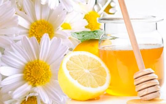 Фото: ромашка, мёд и лимон – продукты, которые помогут сделать пряди светлее