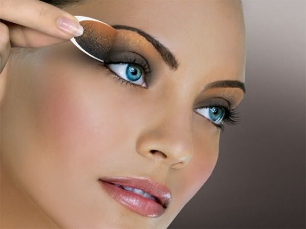 На фото показан вариант макияжа глаз для брюнетки с голубыми глазами.