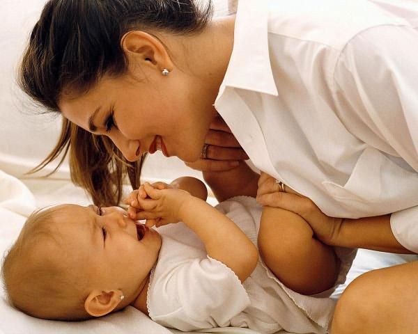 В послеродовой период и во время кормления грудью малыша гормональный фон меняется, это может вызвать временное поредение прически