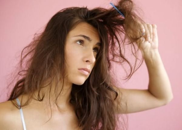 Если шевелюра сухая и повреждённая – не стоит проводить осветление, сначала следует привести в порядок волосы