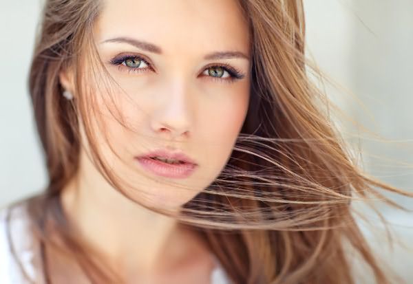 Русый — идеальный цвет волос для каре зеленых глаз