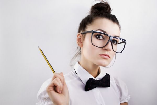 Девушка в очках и с карандашом в руке