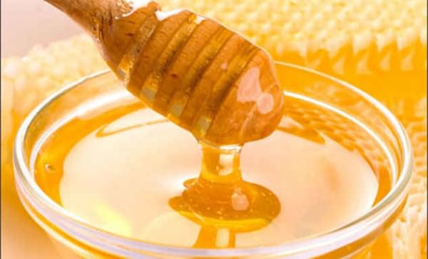 Для процедуры рекомендуется использовать акациевый мед, но если его нет, то подойдет любой другой