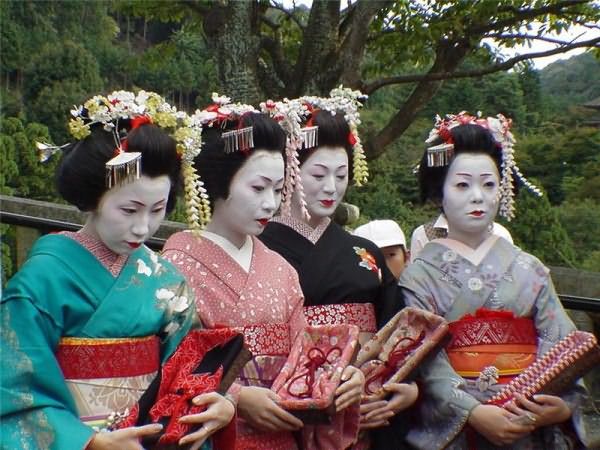В Японии заколки с цветами являются частью национального костюма