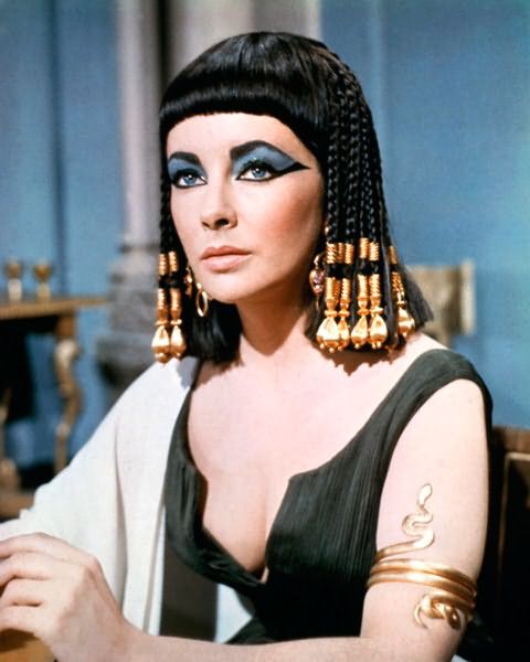 Даже Клеопатра носила черный парик по форме напоминающий каре