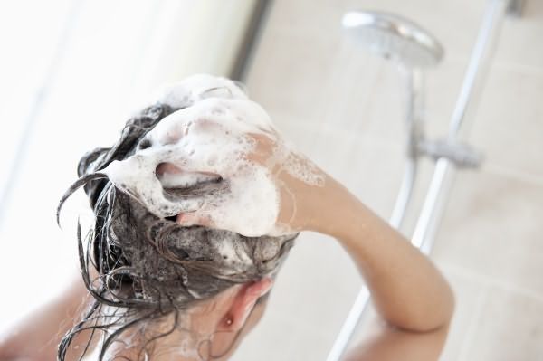 Мытьё головы шампунем, приготовленным своими руками, позволит оздоровить и вылечить проблемные локоны