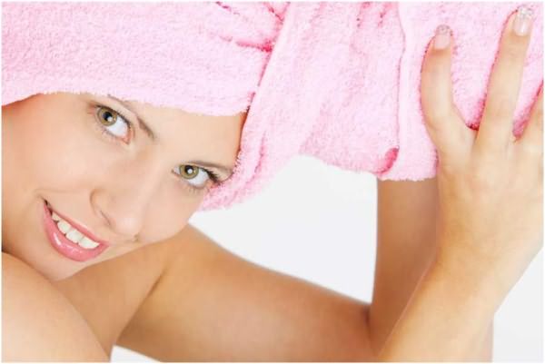 Масляную маску можно сделать более эффективной своими руками: для этого предварительно прогрейте банное полотенце утюгом