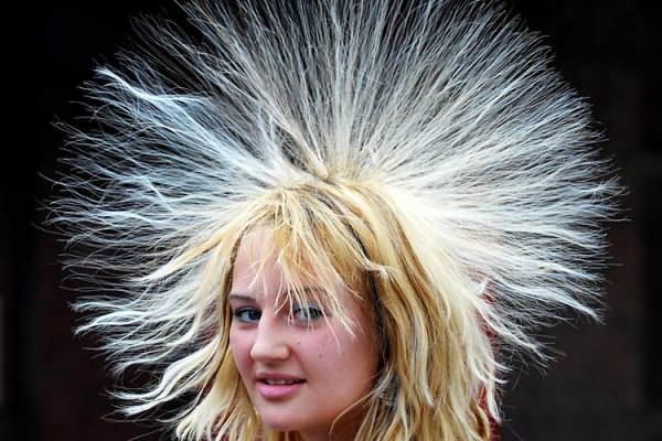 Девушка с наэлектризованными волосами