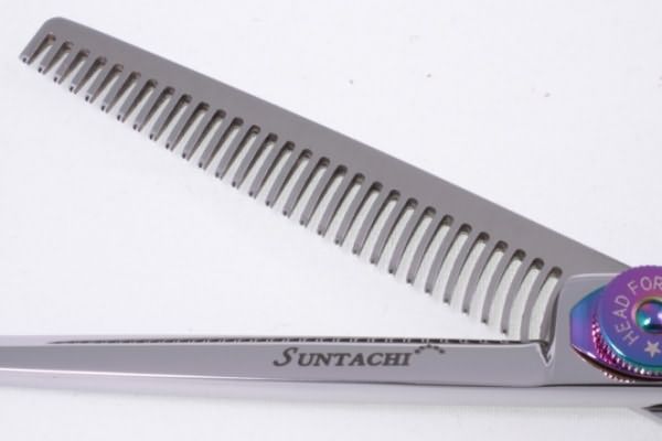 Цена главного «орудия» парикмахера – филировочных ножниц может достигать нескольких тысяч долларов