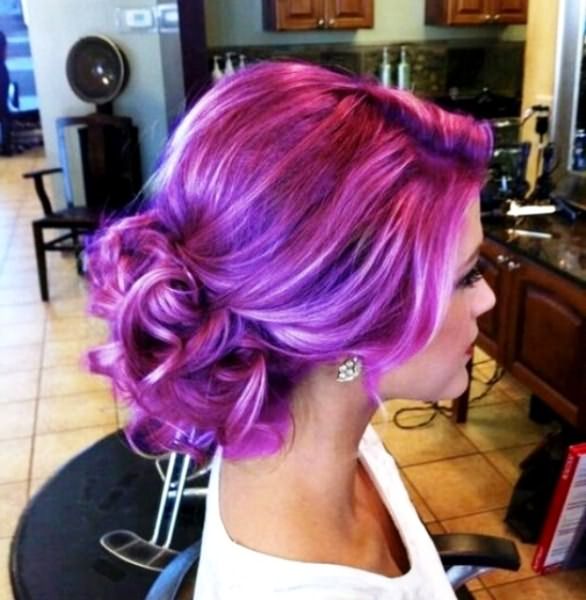 Модель с лилово-фиолетовыми волосами выглядит хоть и ярко, но стильно и не шокирующе.