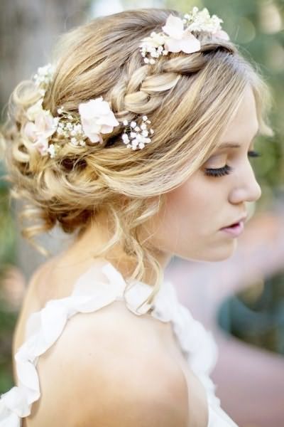 Прически для коротких волос на свадьбу могут создаваться с помощью нескольких накладных прядей, которые полностью соответствуют натуральному оттенку волос