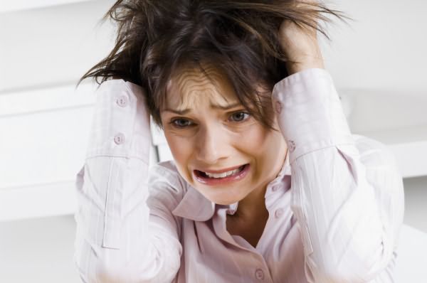 Стрессы нередко становятся причиной «посеребрения» прически