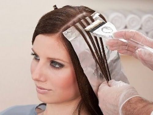 Фольга надежно защищает не окрашиваемые волосы от попадания на них краски