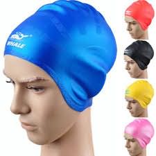 На фото: шапочки для бассейна, защищающие волосы и уши от воды