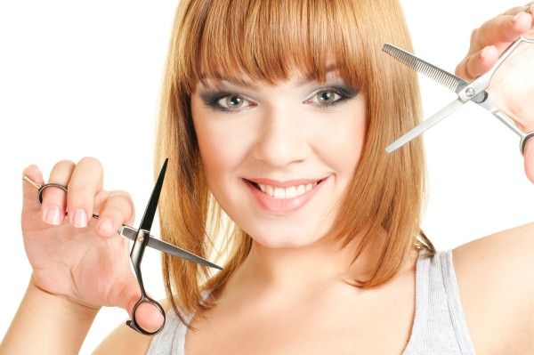 Успешно справиться с филировкой можно с помощью обычных парикмахерских, филировочных ножниц и бритвы