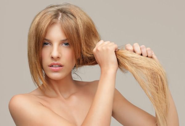 Термозащитный спрей поможет предотвратить чрезмерное пересушивание волос