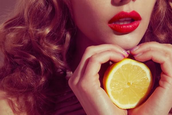 Лимонный фиксатор обладает многими полезными свойствами для здоровья прически.