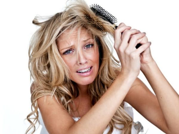 Правильный уход за мелированными волосами предотвратит сухость и ломкость кудрей