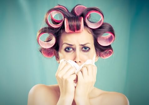 Аллергию на краску для волос могут спровоцировать едкие химические добавки, входящие в состав краски.