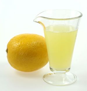 Для жирной кожи головы очень полезны кислые спиртовые втирания, например, настойка водки с лимонным соком.