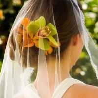 Свадебные прически с цветами 9