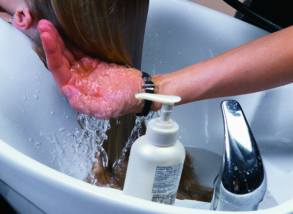 Во время мытья старайтесь максимально бережно воздействовать на волосы