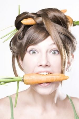 Морковь – кладезь полезных веществ для роскошной шевелюры! Витамины A, E, C укрепляют и регенерируют клетки волос.