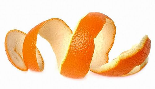 На фото - апельсиновые корки, которые способны обеспечить питание волос полезными веществами