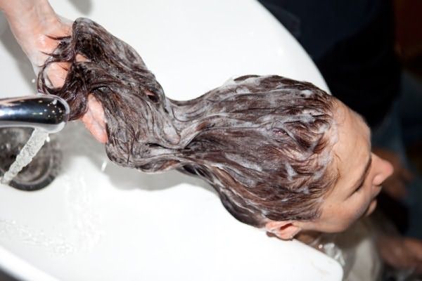 При мытье головы применяется специальный шампунь