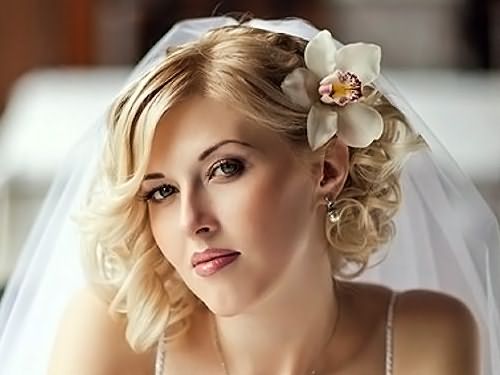 На фото – привлекательная свадебная прическа на коротких волосах
