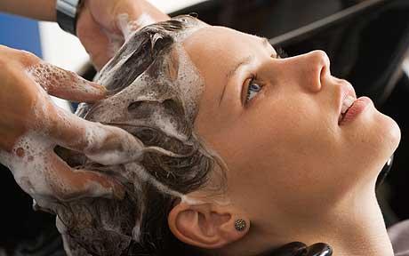 Первый этап процедуры – мытье волос глубоко очищающим шампунем