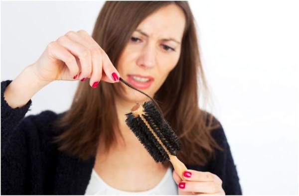 Основная причина активного выпадения волос – нехватка в организме витаминов