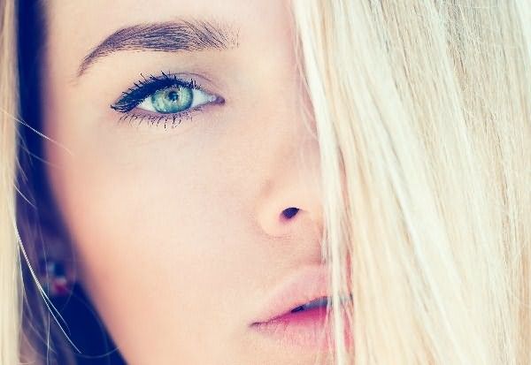 Светлые волосы акцентируют всё внимание на лице, поэтому блондинкам очень важно подбирать правильный макияж с акцентом на глаза