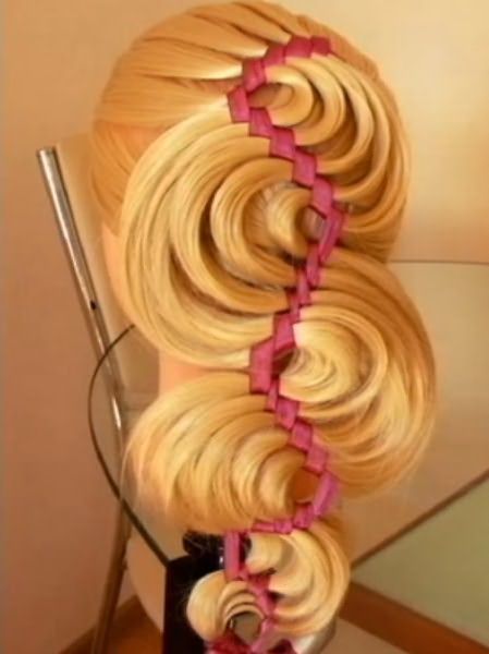 Такое плетение кос с ленточками выглядит роскошно и элегантно