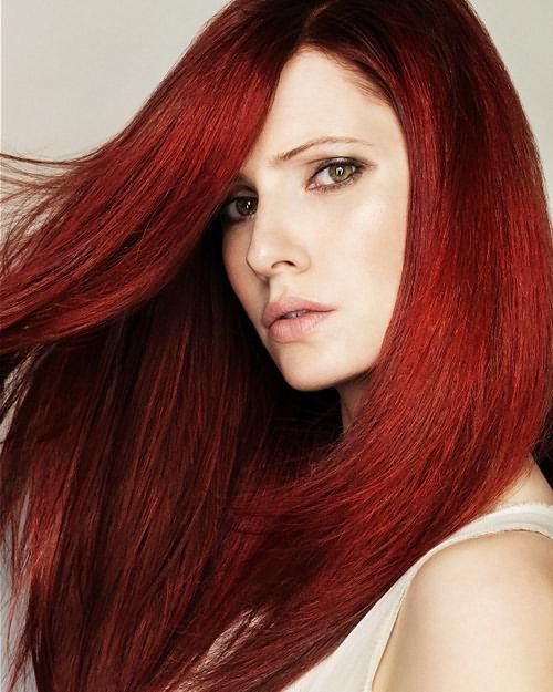 На фото – ярко выраженный красный цвет волос