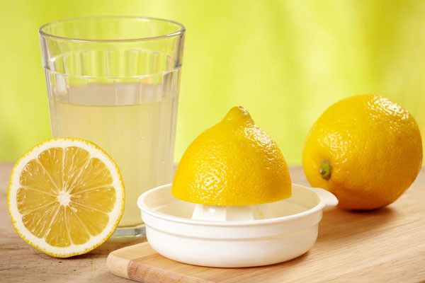 Лимон – отличный ответ на вопрос, как добиться золотистого цвета волос в домашних условиях