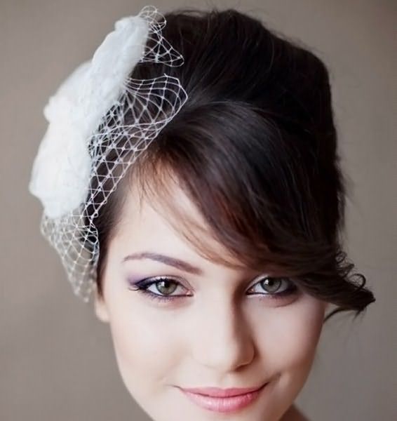 На фото изображена свадебная прическа на длинные волосы с челкой