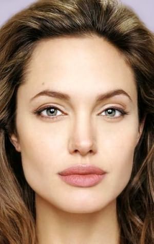 На фото: Анджелина Джоли, как пример квадратного лица с длинными прядями