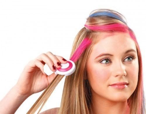Мелки для макияжа – прекрасное средство, которое поможет осуществить  окрашивание прядей волос в яркие цвета.